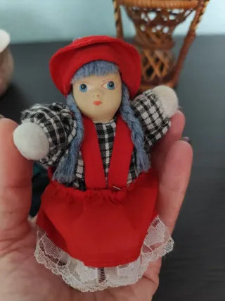 Muñecas con sillón de mimbre