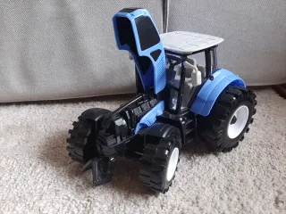 Tractor de juguete azul sin usar