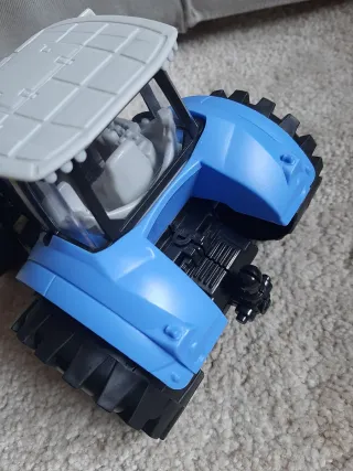 Tractor de juguete azul sin usar