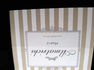 Top Mintlis negro con flores multicolor