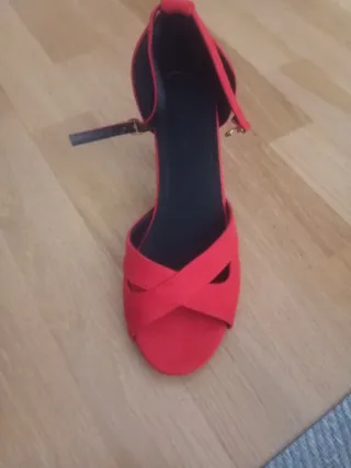 Sandalias rojas de tacón