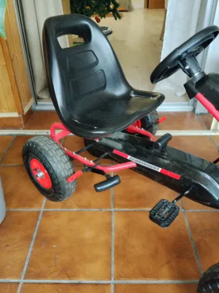 Coche de pedales rojo y negro