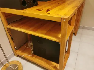 Scrivania in legno massello con ripiani e cassetti