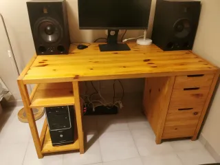 Scrivania in legno massello con ripiani e cassetti