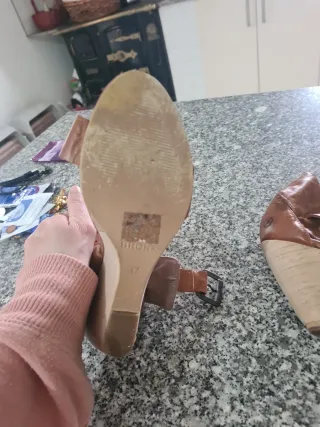 Sandalias de cuña marrones