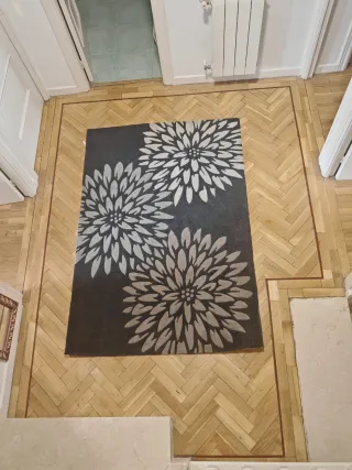 Alfombra negra con flores blancas