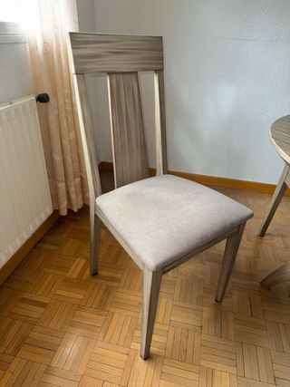 Mesa redonda y 4 sillas