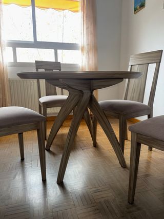 Mesa redonda y 4 sillas