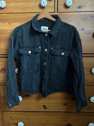 Cazadora vaquera corta Zara negra T.XS