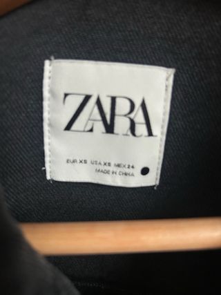 Cazadora vaquera corta Zara negra T.XS