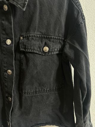 Cazadora vaquera corta Zara negra T.XS