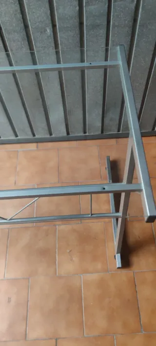 Mesa de estudio cristal y metal