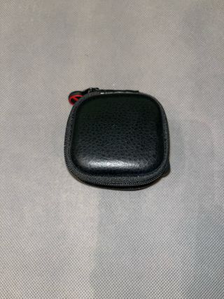 Auriculares inalámbricos negros con estuche