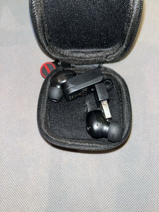 Auriculares inalámbricos negros con estuche