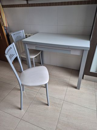Mesa extensible y 2 sillas cocina (no se envia)