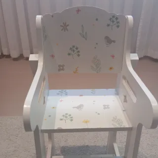 Litera de madera para muñecas, trona y armario.