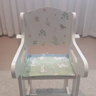 Litera de madera para muñecas, trona y armario.