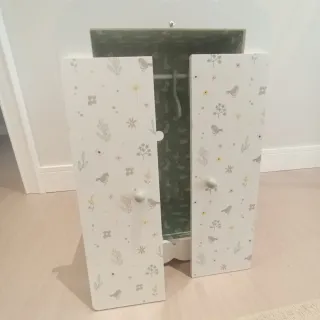 Litera de madera para muñecas, trona y armario.