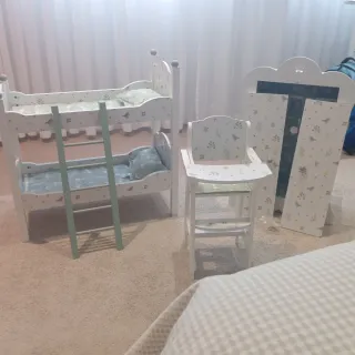 Litera de madera para muñecas, trona y armario.