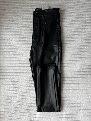 Pantalón efecto piel Pull&Bear Talla M