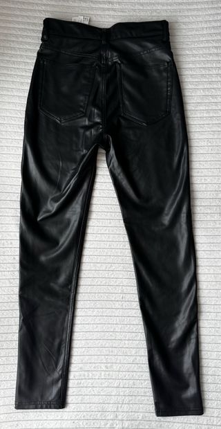 Pantalón efecto piel Pull&Bear Talla M