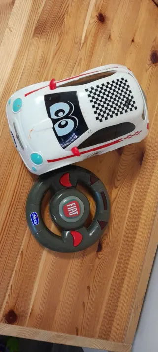 Coche teledirigido Fiat con volante