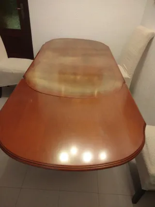 Mesa de comedor de madera