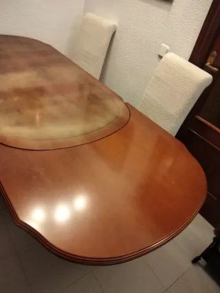 Mesa de comedor de madera
