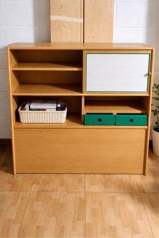 Mueble de madera con pizarra y cajones
