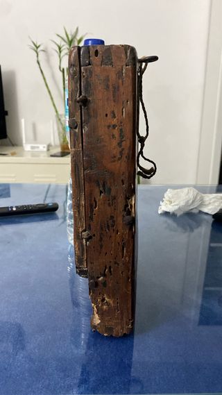 Tríptico de madera con pinturas religiosas