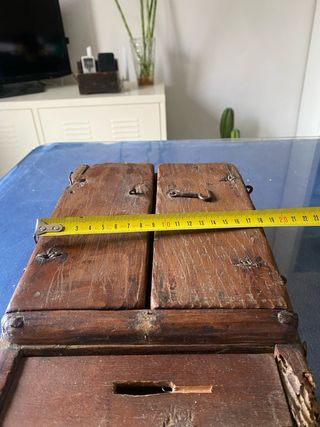 Tríptico de madera con pinturas religiosas