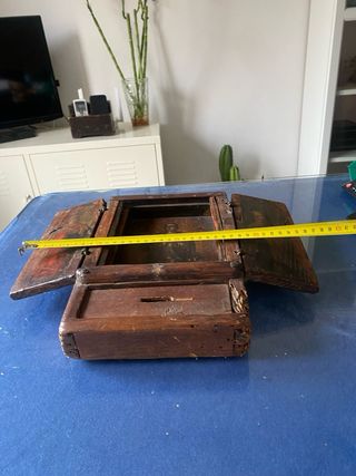 Tríptico de madera con pinturas religiosas