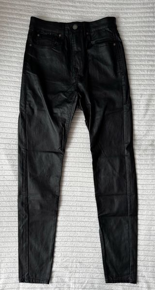 Pantalón efecto piel Stradivarius negro
