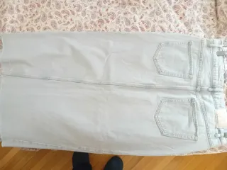 Falda vaquera midi con abertura. Usada una vez.