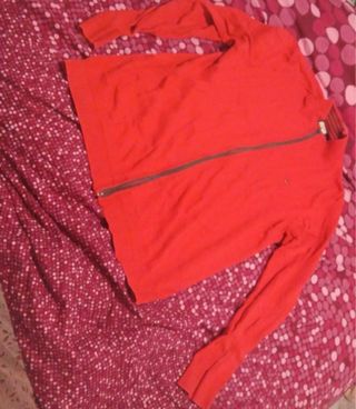Chaqueta roja con cremallera
