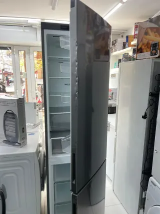 Super oferta con golpe Nevera LG gris altura 2mtr