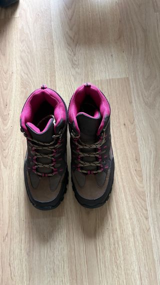 Botas de montaña marrones y rosas
