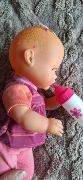 Muñeca bebé con biberón