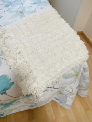 Manta de sofá de lana y poliéster blanca