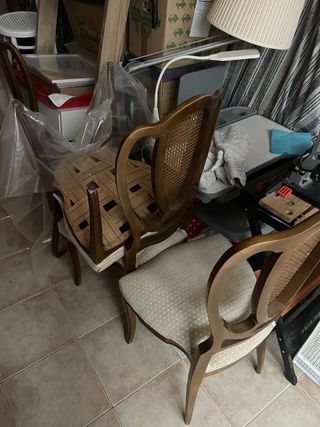 Sillas de madera y mimbre