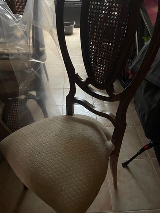 Sillas de madera y mimbre