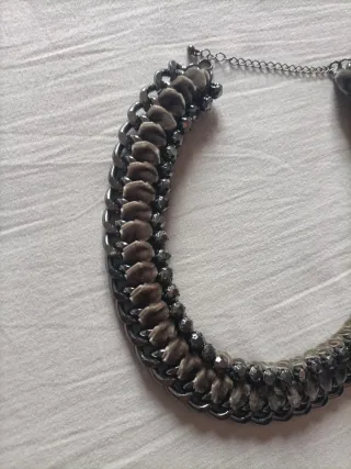 Gargantilla gris con cadena