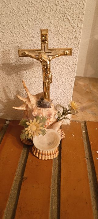 Cristo en conchas marinas