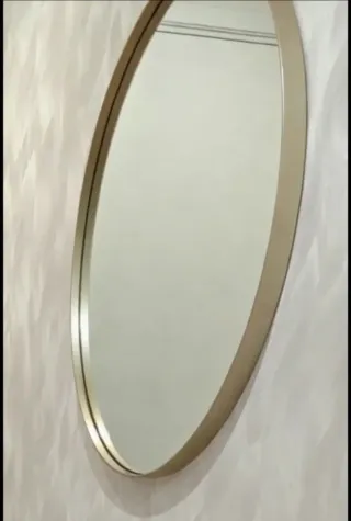 Elegante espejo ovalado dorado