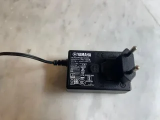 Pianola Yamaha PSR-E353