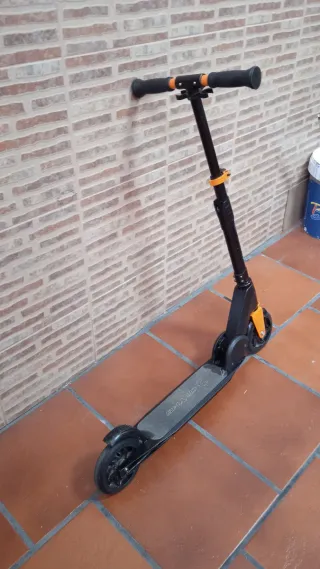 Patinete de trucos negro y naranja