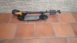 Patinete de trucos negro y naranja