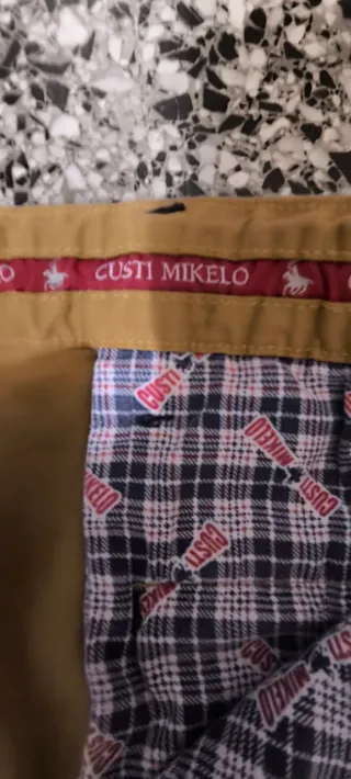 Pantalón beige y camisa compañera