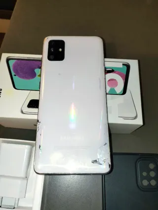 Samsung Galaxy A51 con funda