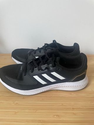 Zapatillas Adidas Negras y Blancas